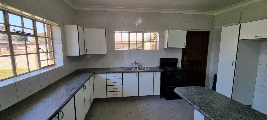 5 Bedroom Property for Sale in Parys Free State